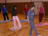 Cvičení žen v tělocvičně školy